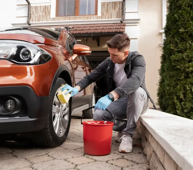Lavage auto à domicile Mesnil-Saint-Laurent : professionnel intervenant sur un véhicule